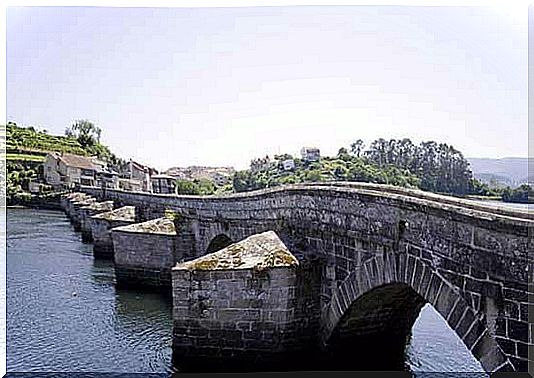 The Ponte Sampaio, on the Verdugo River, in Pontevedra.