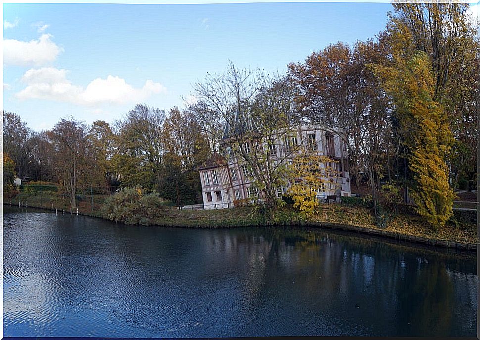 Mansion on the banks of the Marne