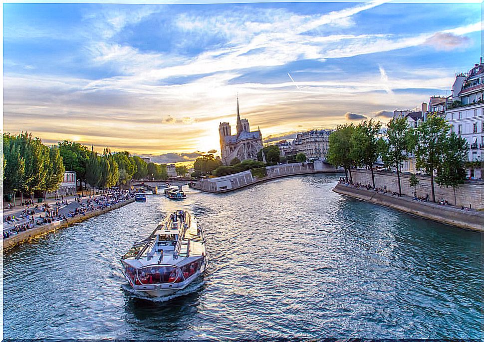 Live the experience of a cruise on the river Seine in Paris