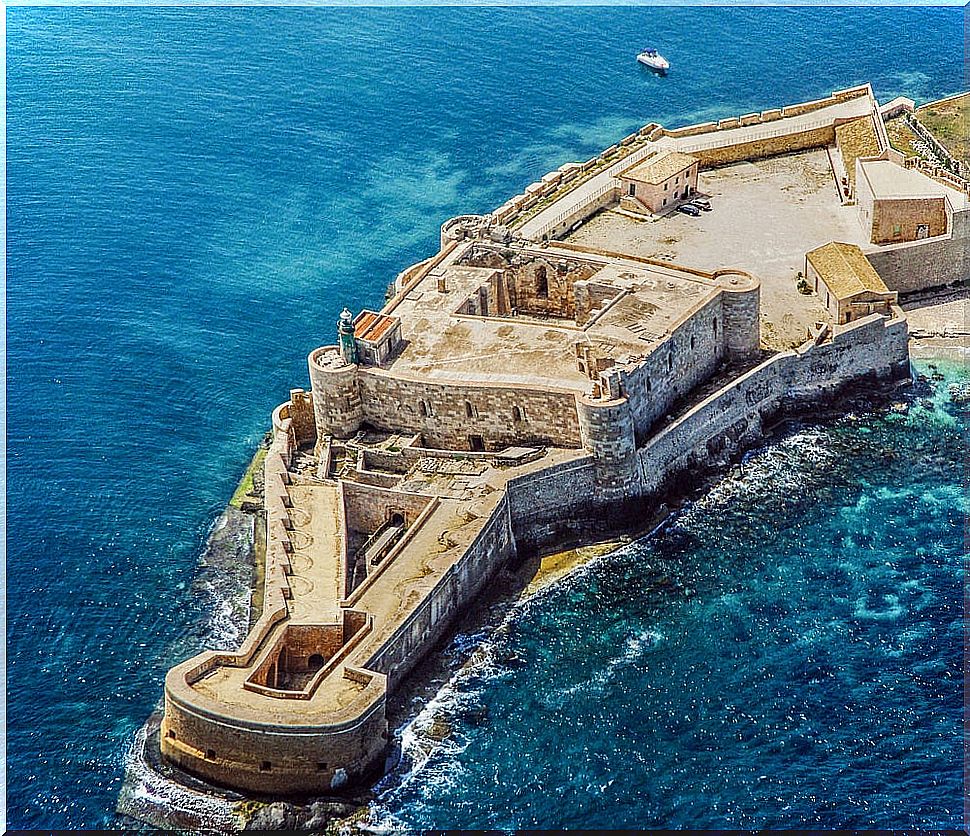 Get to know the castle of Maniace on the island of Ortigia