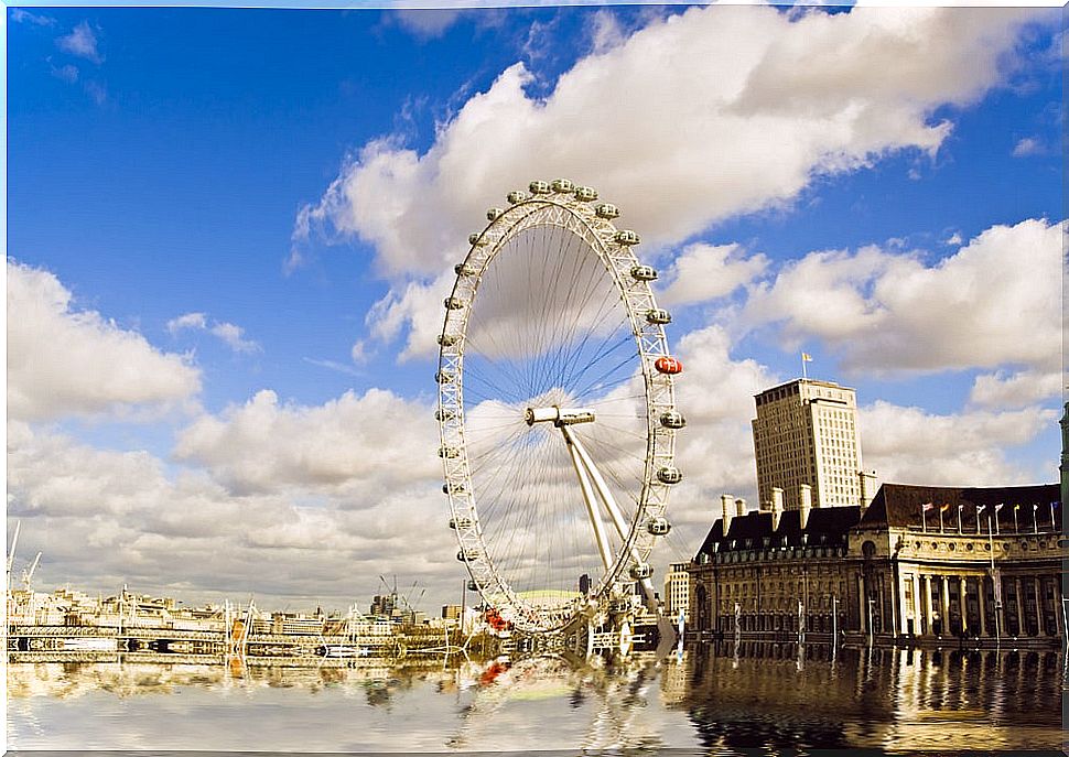 Going up to the London Eye, what time is the best to enjoy it?