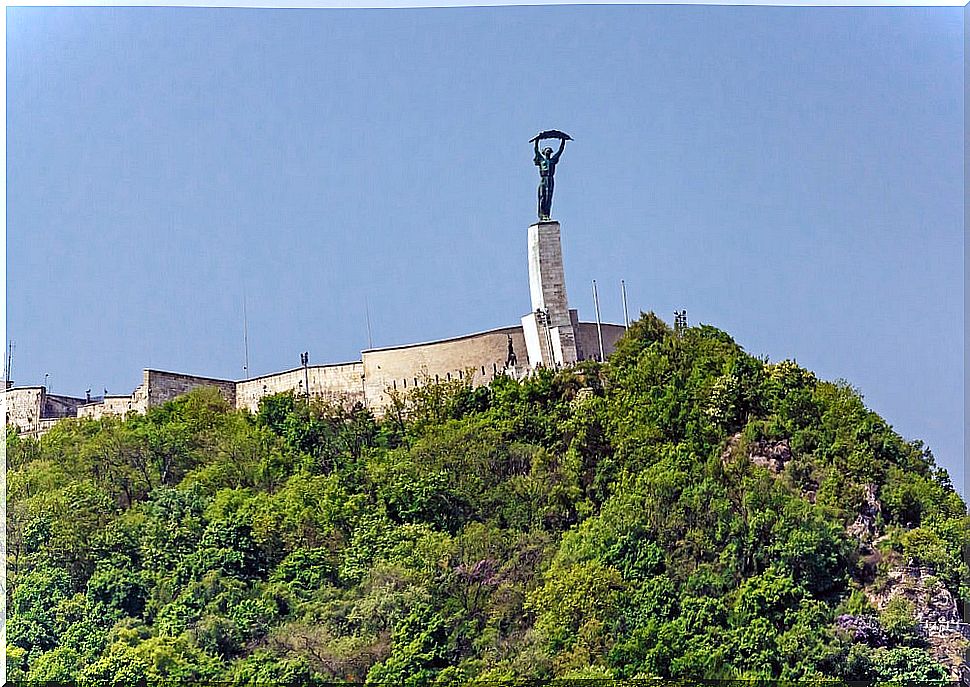 How to climb and what to see in the citadel of Budapest