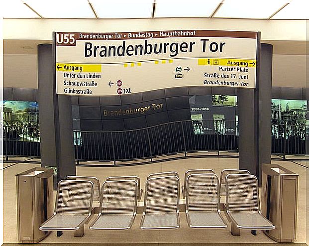 Berlin subway to reach the Brandenburg Gate