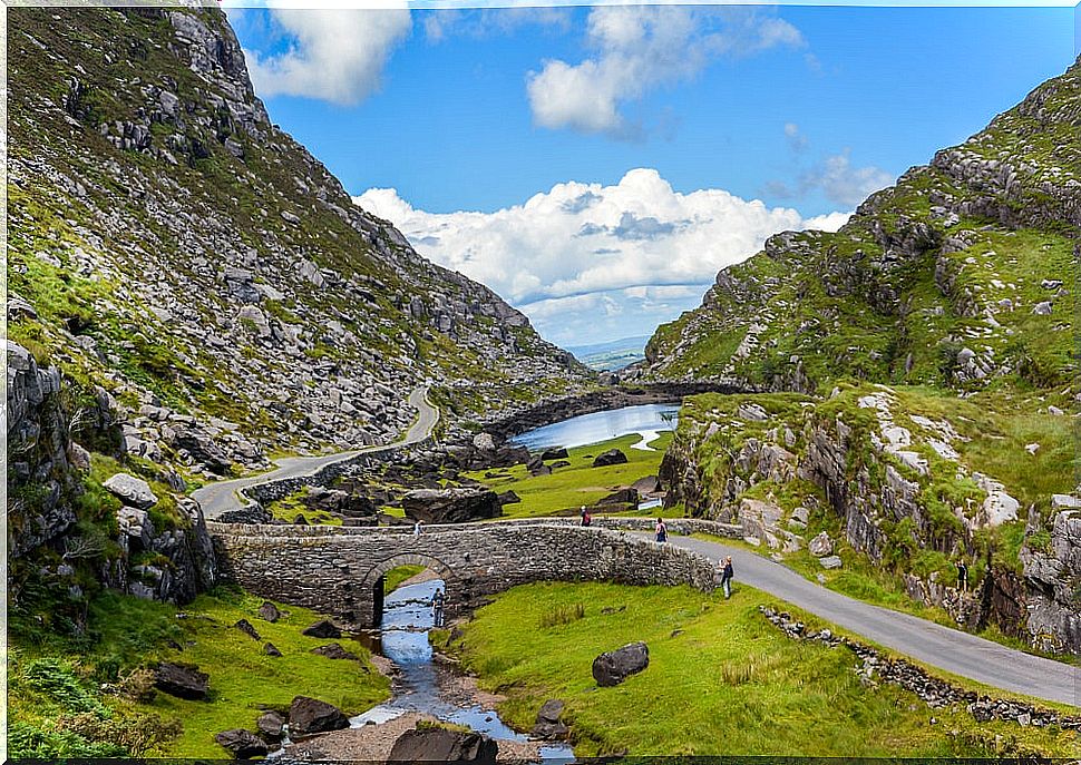 2 fascinating 'road trips' to discover Ireland