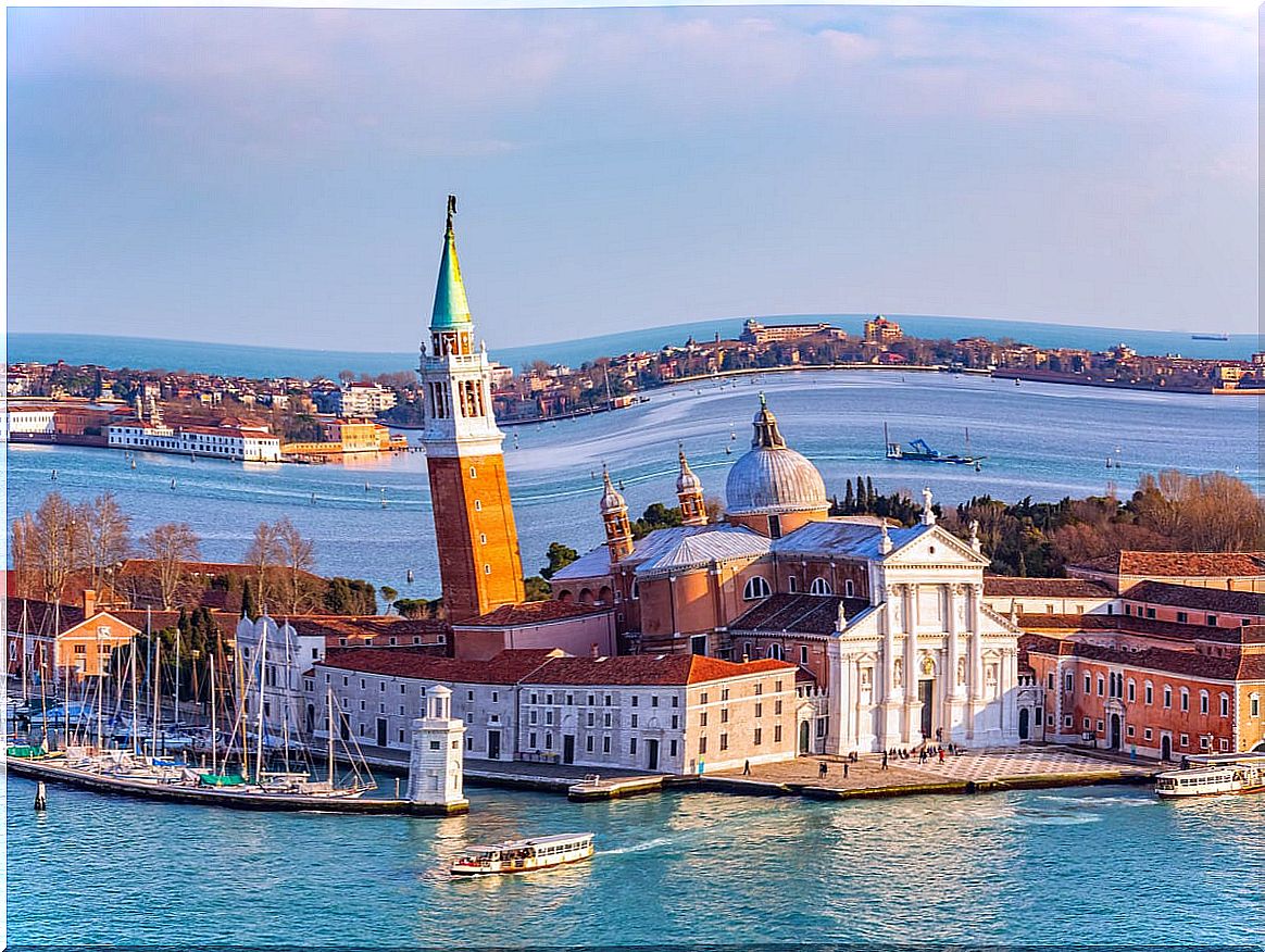 The church is a characteristic postcard of San Giorgio, in Venice.