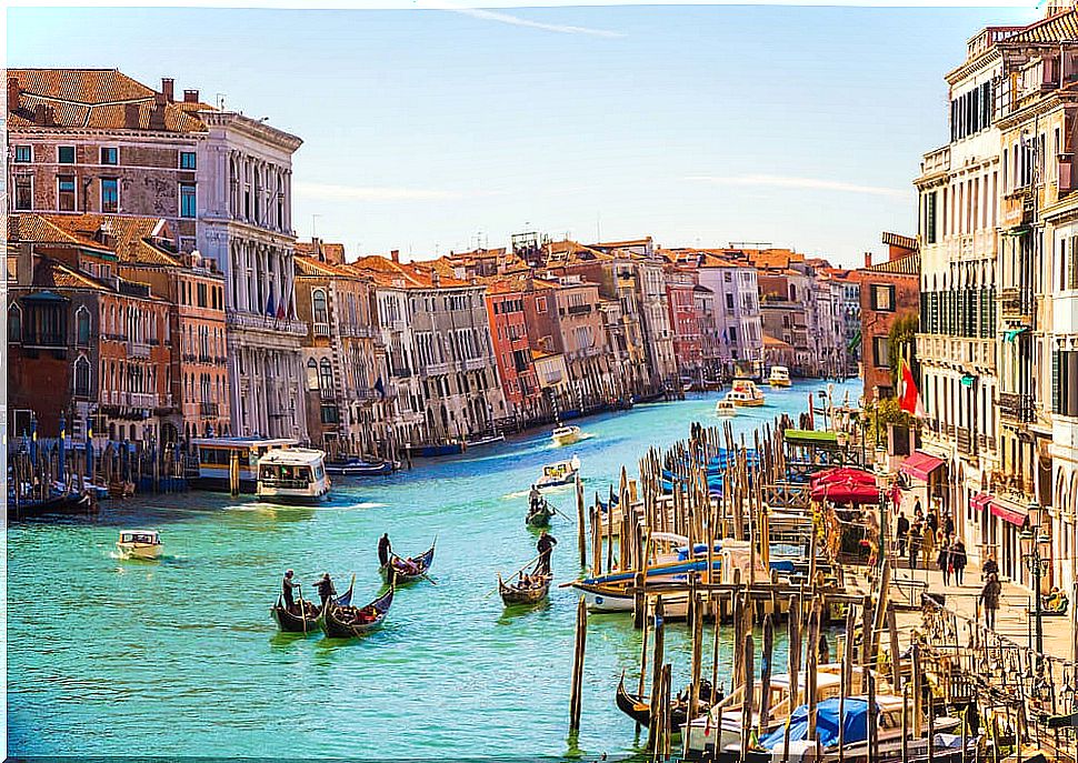 A gondola ride through Venice, discover this experience