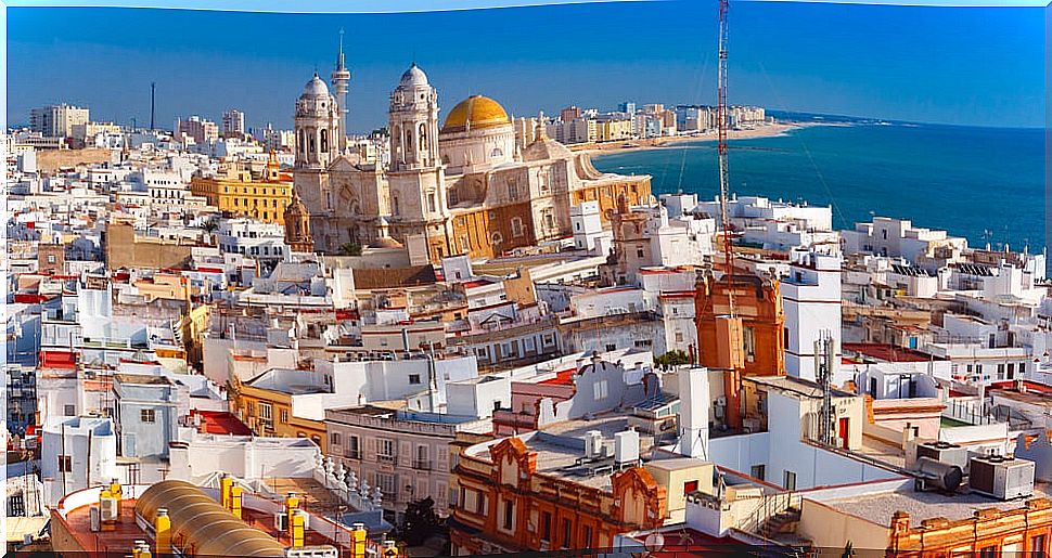 Stroll through the city of Cádiz, the oldest in the West