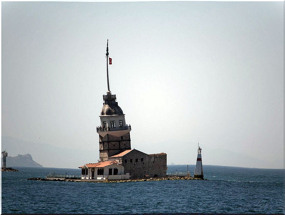 In Turkey, the Kiz Kulezi Lighthouse hides a tragic story.