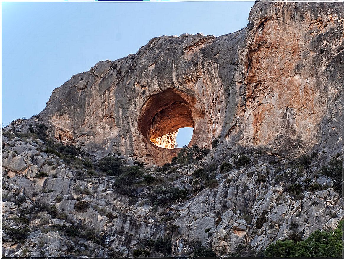 Exterior view of the Hoyo del Cabezón, in the Canelobre Caves.