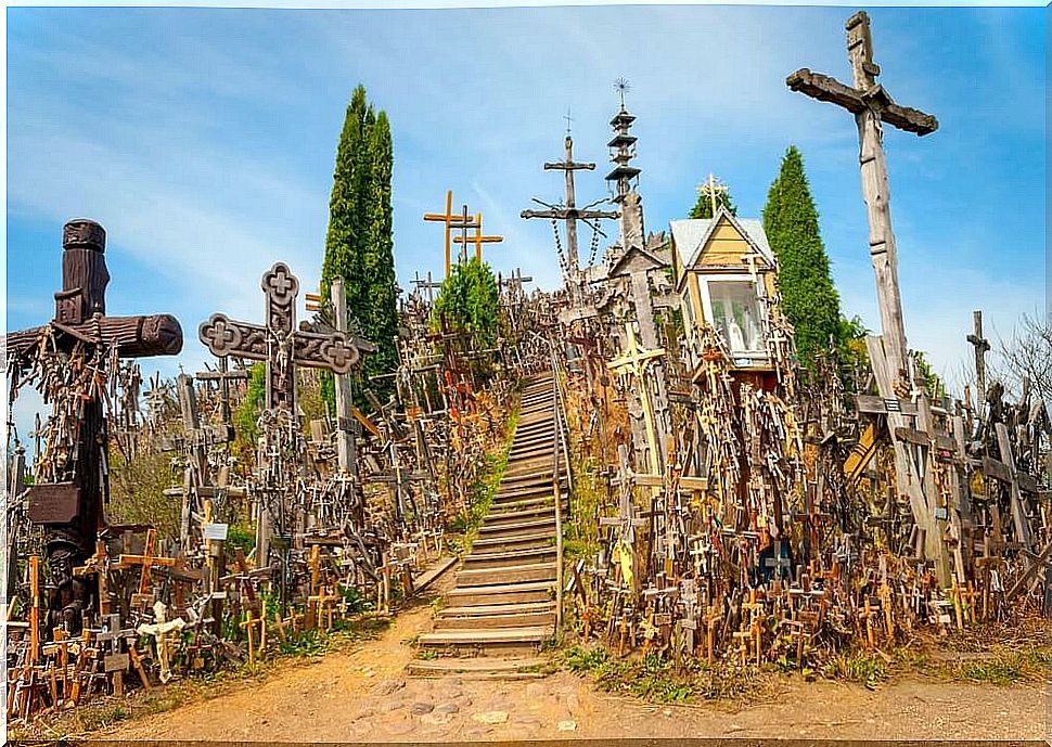 Access to the Lithuanian Hill of Crosses