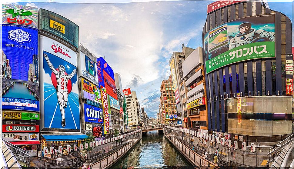 The Dotonbori neighborhood, the liveliest and brightest in Osaka