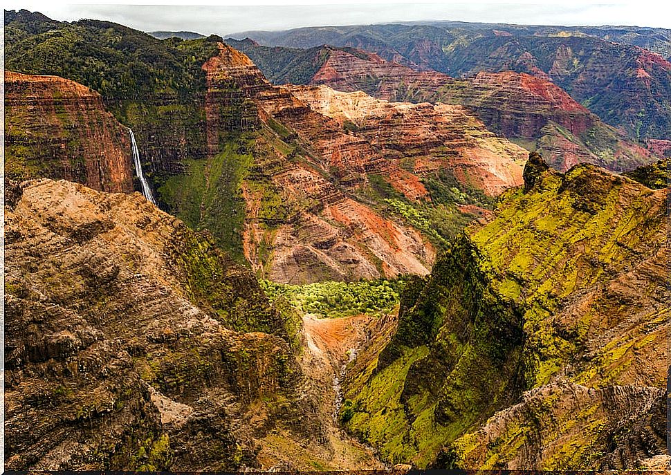 We cross the most spectacular canyons on the planet