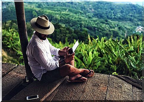 Traveler with a tablet