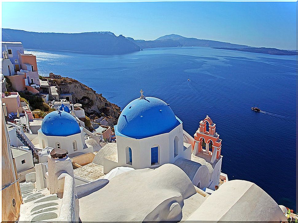 We visit the incredible archipelago of Santorini