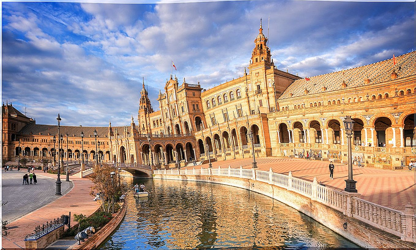 How to get to the Plaza de España in Seville